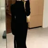 Vestido de tricô liso de gola alta para mulheres, novo estilo coreano outono/inverno 2026, elegante, modelador, caimento relaxado, vestido longo com fenda