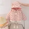 Jaqueta com capuz para meninas 2026 nova estilosa roupas infantis outono para usar bebê top menina casaco fofo corta-vento