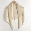 Nuevo chal triangular hueco de mezcla de lana, una bufanda triangular tejida suave y elegante, perfecta para usar en capas en primavera y otoño, y disponible para venta al por mayor.