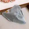 Pasador de Tela Triangular Estilo Francés de Satín con Pinza de Tiburón de Alta Gama y Exquisita, Accesorio para el Cabello Moderno y Único