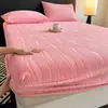 Juego de tres piezas: sábana bajera ajustada de terciopelo de leche con relieve engrosado de invierno, funda de sábana de forro polar de una pieza, protector de colchón de terciopelo de coral