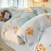 2026 Nuevo Clase A Grado Madre e Hijo Peso Alto Estampado Leche Polar Estilo Dibujos Animados Juego de Cuatro Piezas para Hogar Dormitorio Cálido