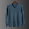 Suéter holgado y grueso de lana pura con cuello en V para hombre, camisa informal de punto de color liso para negocios, otoño e invierno, nuevo