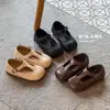 Novos Sapatos Infantis Primavera 2026 Estilo Coreano Sapatos de Bebê Versátil Retrô Boca Rasa Tira em T Sapatos de Couro para Meninas