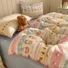 Conjunto de cama de quatro peças em gaze dupla, novo modelo 2026, lençol de cama, roupa de cama, capa de edredom, conjunto de três peças para cama de dormitório, adequado para todas as estações
