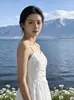 Nuevo Vestido Blanco de Tirantes Jacquard Tridimensional con Cintura Ceñida, Falda de Longitud Media, Adecuado para Vacaciones en la Costa en Dali, Yunnan