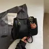 Bolso cruzado de un solo hombro texturizado 2025 Invierno Nueva moda Bolso tipo cubo moderno Estilo nicho Bolso casual elegante para mujer