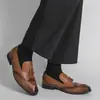 Sapatos de couro estilo brogue transfronteiriços, tamanho grande masculino, modernos, respiráveis, com franjas, mocassins sem cadarço, sapatos casuais de negócios para homens