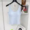 Camisole de Algodão Canelado Costas Nuas Cruzadas com Bojos de Látex Fixos, Regata Interna Justa e Valorizadora