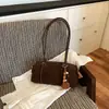 Bolso de axila versátil de estilo retro de nicho para mujer, colección de principios de otoño 2026, gran capacidad, elegante, versátil y adecuado para el trabajo; un bolso tipo baguette elegante