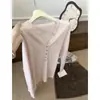 Suéter de tricô rosa com botões de concha, gola V, mangas compridas para mulheres, estilo coreano de outono, caimento suave e relaxado, solto e modelador, top com colarinho meio aberto