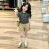 Conjunto Estilo Coreano Retrô Estilo Academia 26 Verão Novo Top de Tricô Cinza com Gola Polo Manga Curta Shorts Casuais Infantis