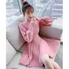 Estilo otoño, hace que las personas petite parezcan más altas, vestido de punto rosa, moderno, rejuvenecedor, diseño elegante, vestido suéter base, invierno, rojo