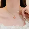 Artículo Popular de Xiaohongshu Collar de Trébol de Cuatro Hojas Rojo Retro con Circonita Cúbica Nuevo Estilo 2026 Moda Estilo Lujo Ligero Exquisito Collar