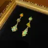 Pendientes Asimétricos Chapados en Bronce Antiguo Occidental Oro Vintage 18 con Ópalo Rojo, Amarillo y Blanco Exquisitos de Nicho