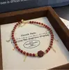 Pulseira de Tornozeleira com Flor Vermelha e Cordão Vermelho Novo Estilo 2025 para Meninas, Luxo Acessível de Nicho, Pulseira Exquisita e de Aparência Sofisticada para Festa de Estudantes