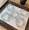 Pulsera de cristal aquamarina y blanco de tonos fríos, cuentas redondas transparentes combinadas con cristales de baja saturación para el uso diario