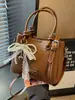 Bolso pequeño súper popular para el trabajo, nuevo de verano 2026 para mujer, patrón tejido de nicho, bolso cruzado de hombro único tipo cubo