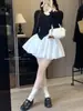 Saia midi branca, doce e com visual jovial, perfeita para o verão. Cintura alta, com shorts embutido para evitar exposição, apresentando estampa floral e silhueta em A