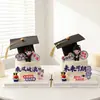 Decoración para Pastel Temporada de Graduación 2026 Goma Suave Birrete de Doctor Niño Niña Cabalgando la Ola de la Vida con un Futuro Brillante Topper Insert