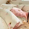 Nuevo juego de ropa de cama de cuatro piezas de grado A para 2026, seguro para bebés, con forro de felpa, engrosado, de terciopelo de leche y suave, cálido, con un estampado fresco y ligero para uso doméstico