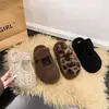 Cheias de charme feminino, pantufas leves e delicadas para mulheres, item quente de celebridade da internet 2026, costuradas firmemente, versáteis com saias, sandálias baixas