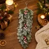 Decoración de pared navideña con agujas de pino, bayas rojas, follaje navideño artificial, flores colgantes de pared, arreglo de escena festiva para Navidad