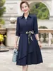Vestido de Otoño para Mamá 2026 Estilo Nuevo Moda Cintura Ceñida Adelgazante Vestido Camisa de Longitud Media Falda Elegante de Gama Alta