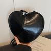 Bolso de diseño de nicho de moda para mujer, nuevo estilo 2024, popular bolso bandolera combinable, mini bolso en forma de corazón, bolso de color liso para debajo del brazo.
