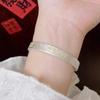 Pulseira Aberta Sólida Dourada com Padrão de Grama Ping An Feliz Tang Prateada Antiga para Mulheres Coração Sutra Retro Ao Vivo para distribuição