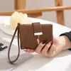 2026 Cartera Nuevo Estilo Estilo Coreano Piel Sintética Cartera Corta Color Sólido Hebilla Plegable Cremallera Bolso de Mano para Estudiantes Damas Cartera