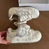 Zapatillas de suela gruesa estilo coreano para mujer, nuevo modelo de verano 2026, zapatos blancos cómodos de cuero para estudiantes, zapatillas de entrenamiento alemanas de caña baja versátiles