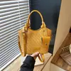 Bolso tejido con patrón único para mujer, nuevo y moderno bolso de hombro de lujo ligero para el verano 2026, bolso cruzado tipo cubo para el trabajo