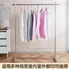 Estante de exhibición para tienda de ropa de pie de acero inoxidable plateado estante de exhibición minimalista estante isla para ropa de mujer perchero para ropa de niños