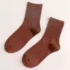 Calcetines para mujer de otoño e invierno de algodón, calcetines deportivos de tubo, tendencia, versión coreana de calcetines lisos académicos blancos y negros, venta al por mayor