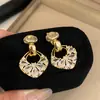 Brilhando como cristais de gelo, ear cuffs em formato de leque com formato de diamante de zircônia ultra brilhantes para mulheres sem orelhas furadas, brincos de luxo leve e de alta qualidade para mulheres