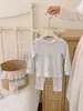 8003 Conjunto de Pijama para Niña 26 Principios de Otoño Nuevo Tejido de Punto Elástico Top y Pantalones de Bebé Niña Otoño Estilo Coreano Floral Cálido
