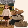 Sapatos Birkenstock de sola macia para crianças, nova coleção primavera/outono 2026, sapatos de couro para meninas, sapatos casuais e leves para bebês