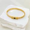 Pulsera de acero de titanio dorado con temperamento retro y personalidad europea y americana para mujer, trébol de cuatro hojas con incrustaciones de diamantes, sensación de alta gama, pulsera abierta