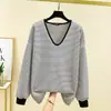 Nueva sudadera de manga larga para mujer de otoño e invierno hecha de terciopelo alemán, holgada y casual, cuello en V engrosado, top cálido, camiseta básica versátil para poner debajo