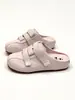 Novas Moda Casual Primavera/Verão 2026 Tênis Feminino Branco Meio Chinelo com Salto Escondido, Chinelos Estilo Birkenstock para Mulheres