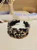 Nova Faixa de Cabelo Tecida à Mão com Estampa de Leopardo para Outono e Inverno, com Bordas Largas e Topo Alto de Caveira, Faixa de Lavar Cabelo de Alta Qualidade com Sensibilidade à Pressão