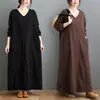 Toma real de 2026 del nuevo vestido largo de manga larga holgado de talla grande con cuello en V de algodón y lino vintage de otoño
