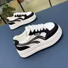 Zapatos blancos de suela gruesa para aumentar la altura para estudiantes, zapatos casuales ligeros, nuevas zapatillas deportivas versátiles de otoño 2026, zapatos casuales para mujer