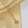 Collar elegante de estrella de seis puntas de estilo coreano para mujer, cadena de clavícula giratoria con microincrustaciones de diamantes finos, acero de titanio, chapado en oro real, sin decoloración