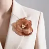 Nueva colección de broches de flor de acrílico con diseño vintage, borlas de camelia, accesorios para mujer, joyería transfronteriza al por mayor