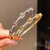 Pulseira com Fivela de Nariz de Porco em Zircônia Banhada a Ouro Real 18K Pulseira de Luxo Acessível High-End Joia de Mão Elegante da Moda Atacado