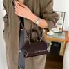 Bolsa de ombro única coreana de mão 2026 novo estilo transversal concha senso de moda feminina japonesa para o trabalho versátil nicho outono