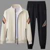 Conjunto Esportivo Casual de Primavera e Outono Versátil ao Ar Livre Conjunto de Duas Peças com Listras Conjunto Jogger Jaqueta Cardigan Masculina e Calça Longa Casual