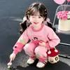 Conjunto de gato de dibujos animados para niñas coreanas, nuevo conjunto de dos piezas otoño 2026, uniforme escolar casual de moda para niños, disponible para dropshipping